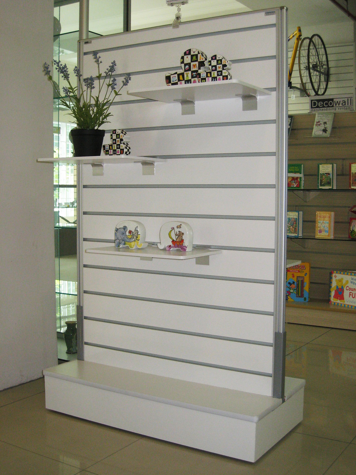 white standalone island gondola stand for retail display